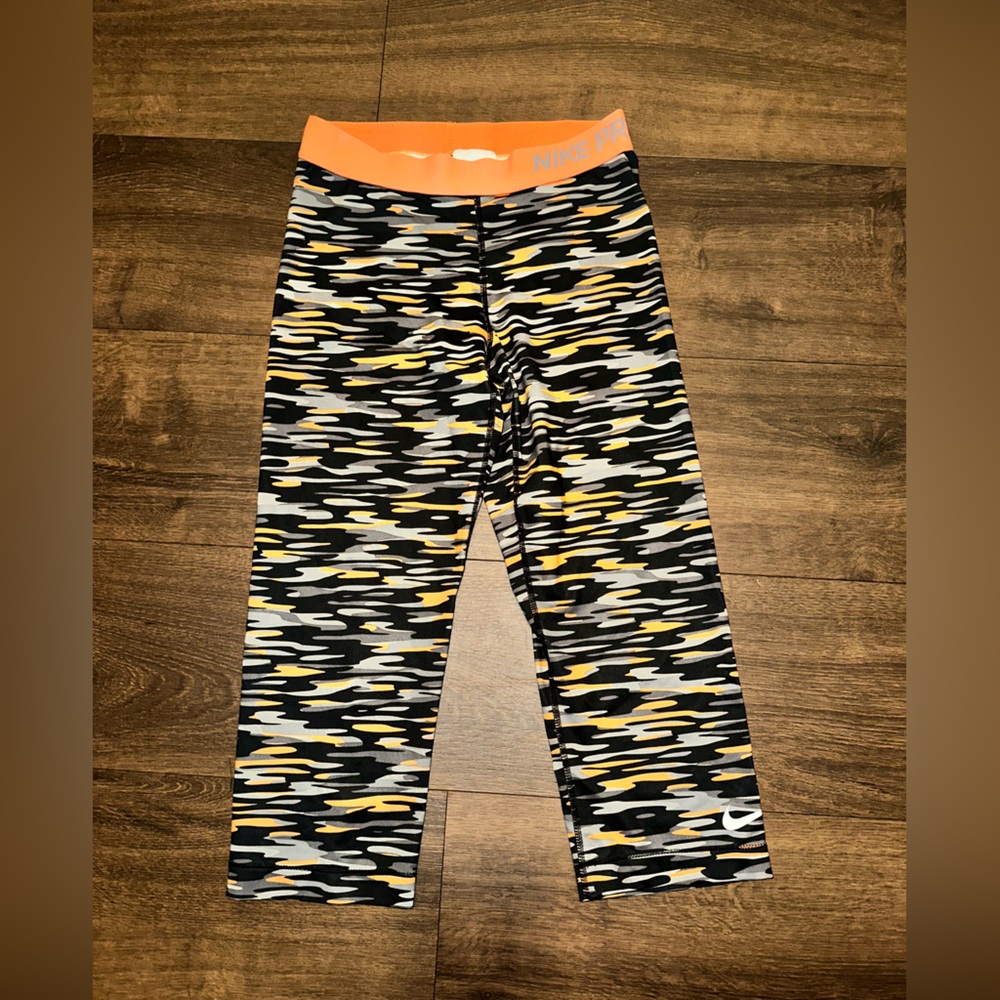 Nike Pro Orange and Black Camo capri pants Size Medium